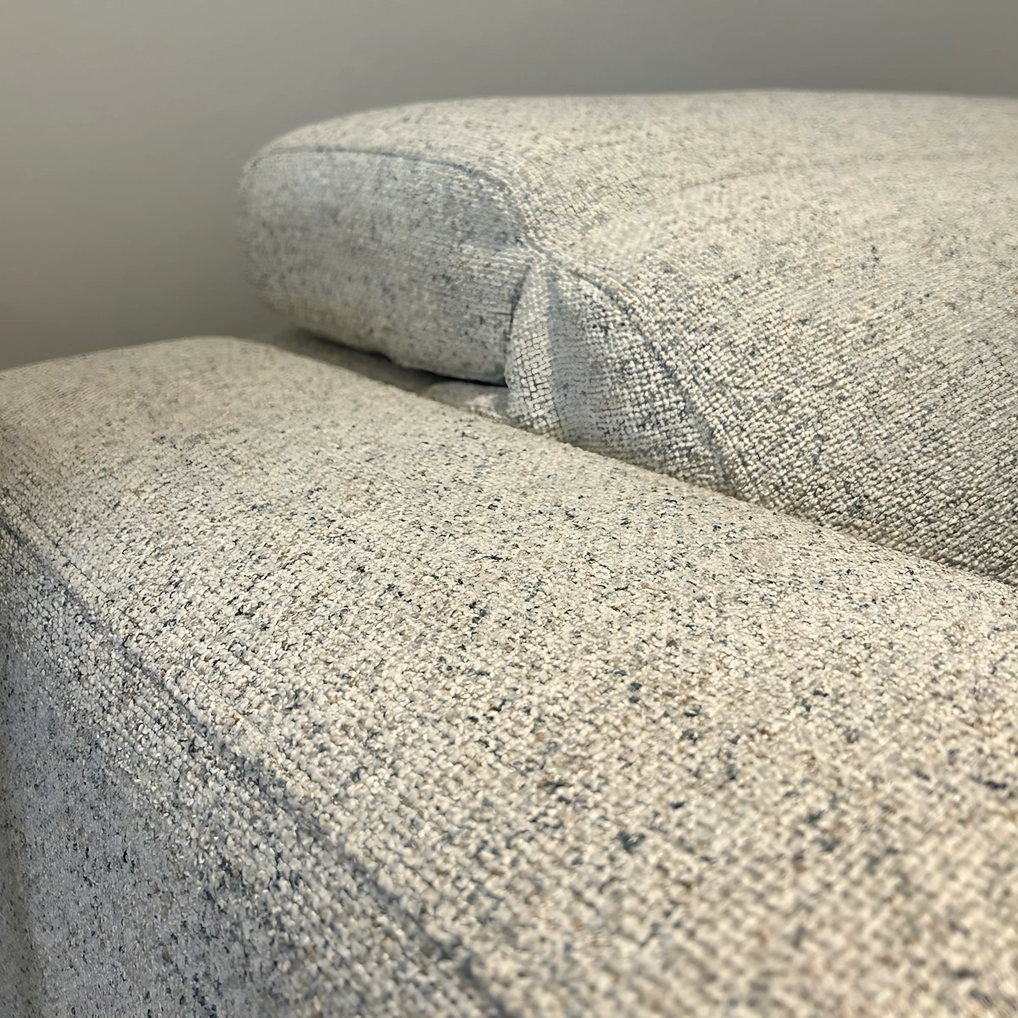 Detalhe do tecido e das costuras de um sofá Vivére